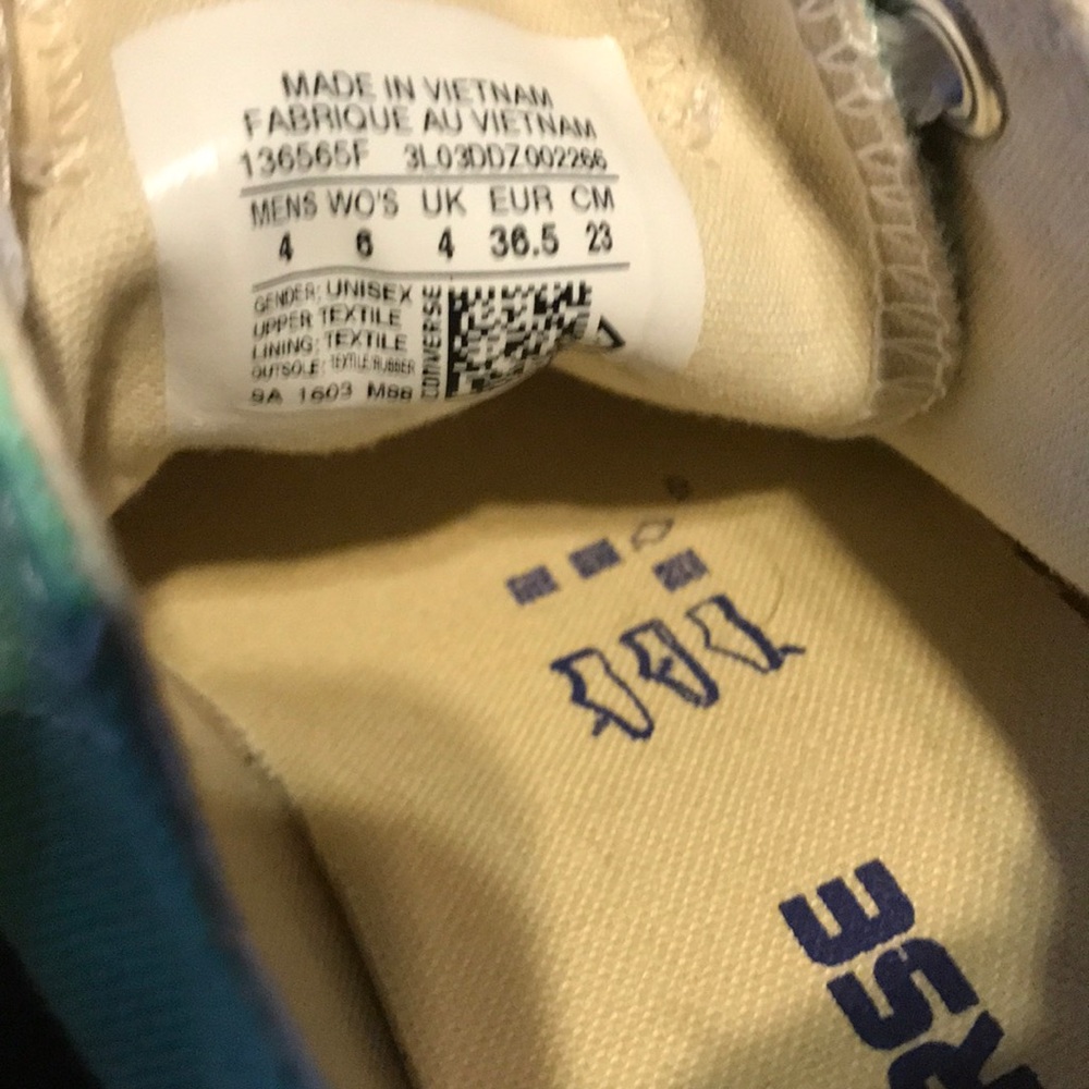 Size 4 men's size 6 women's converse sneakers - Picture 4 of 4